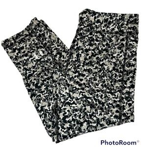 Under Armor Black & White High Waisted Capri Leggings!